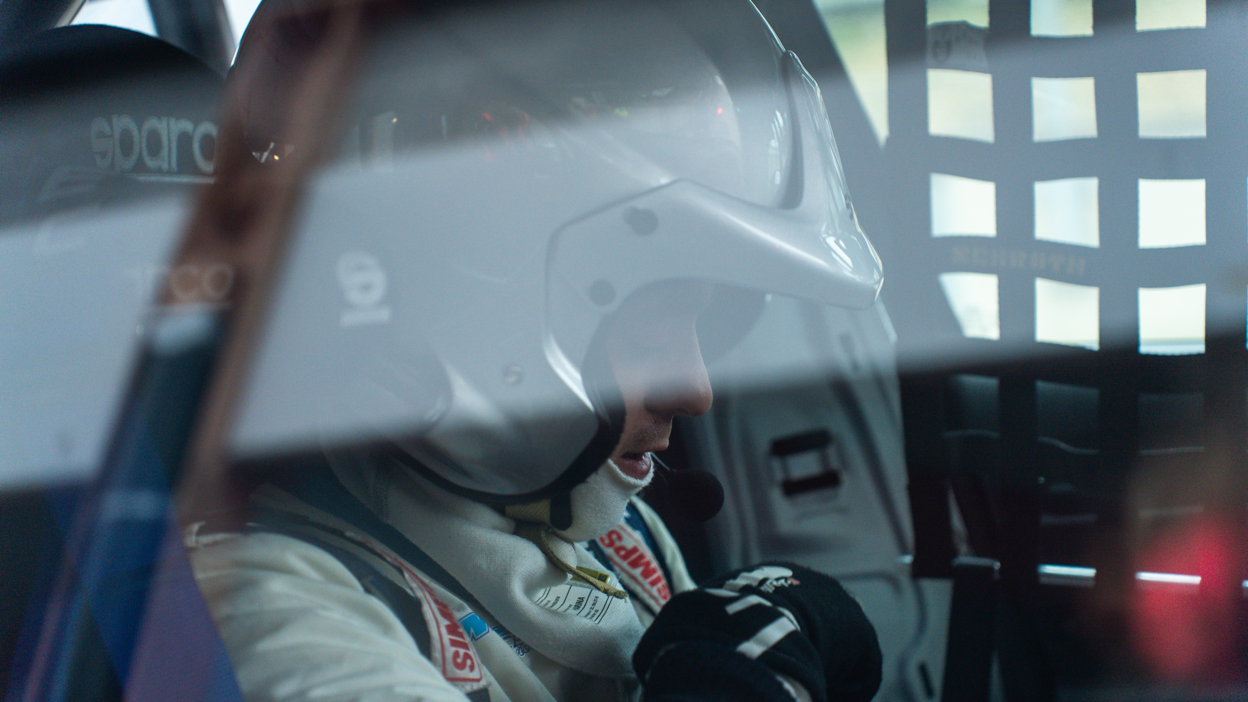 Coureur met helm in cockpit Audi RS3 TCR close-up door venster