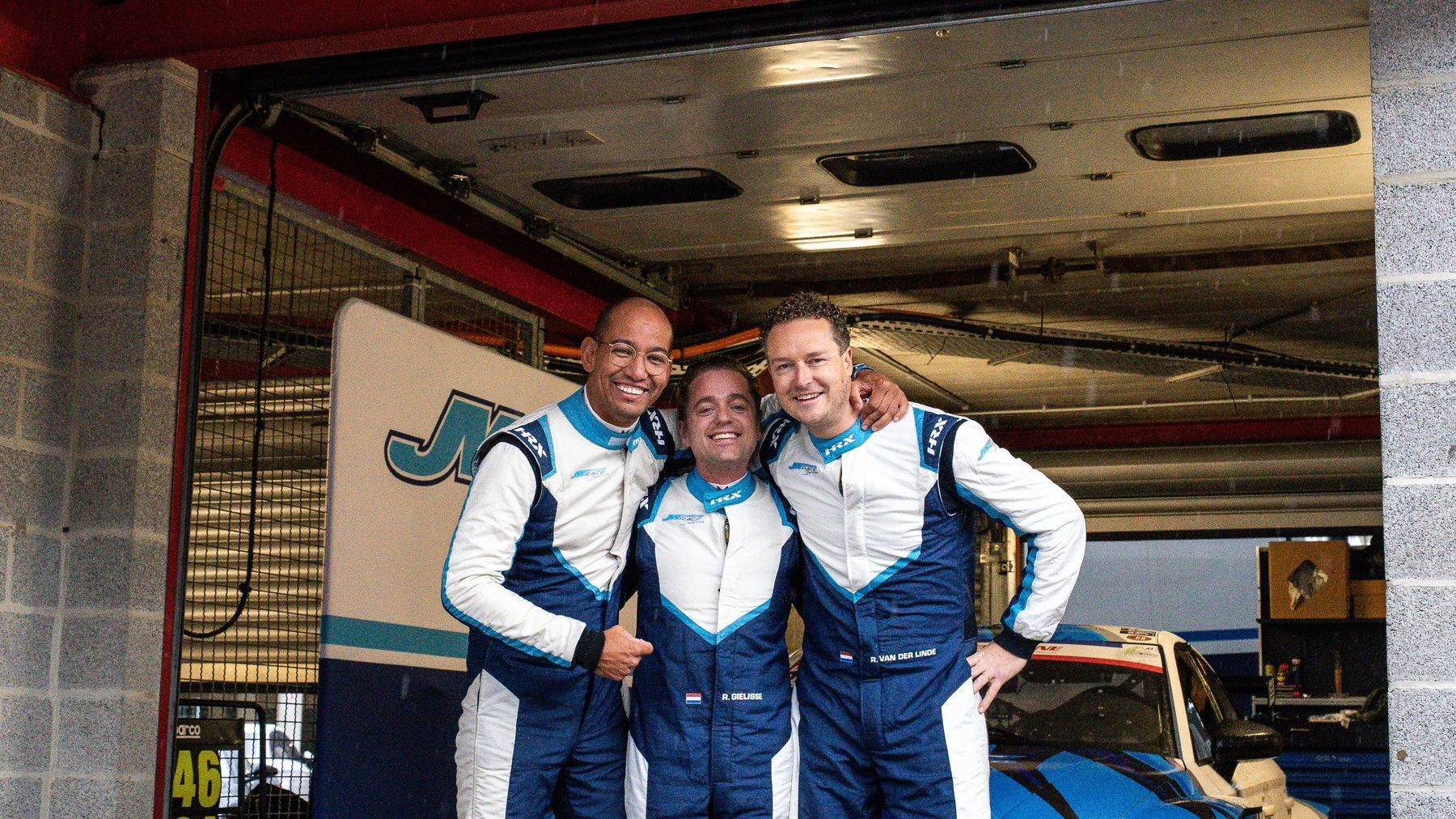 Rogier, Robert en Pieter samen in de pitbox