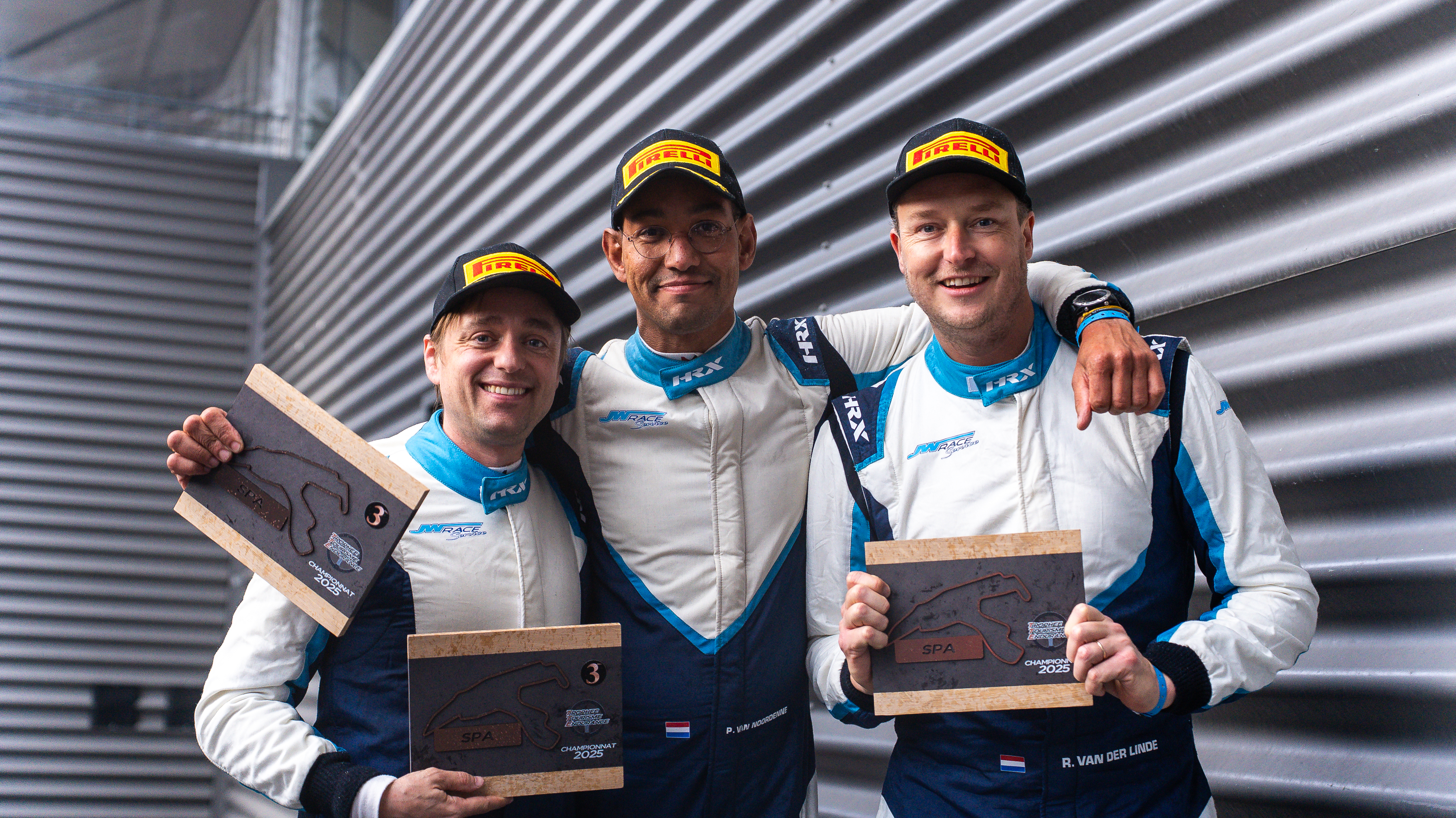 Pieter van Noordenne Robert Gielisse en Rogier van der Linde op het podium Spa-Francorchamps 2025 met TTE trofeeën