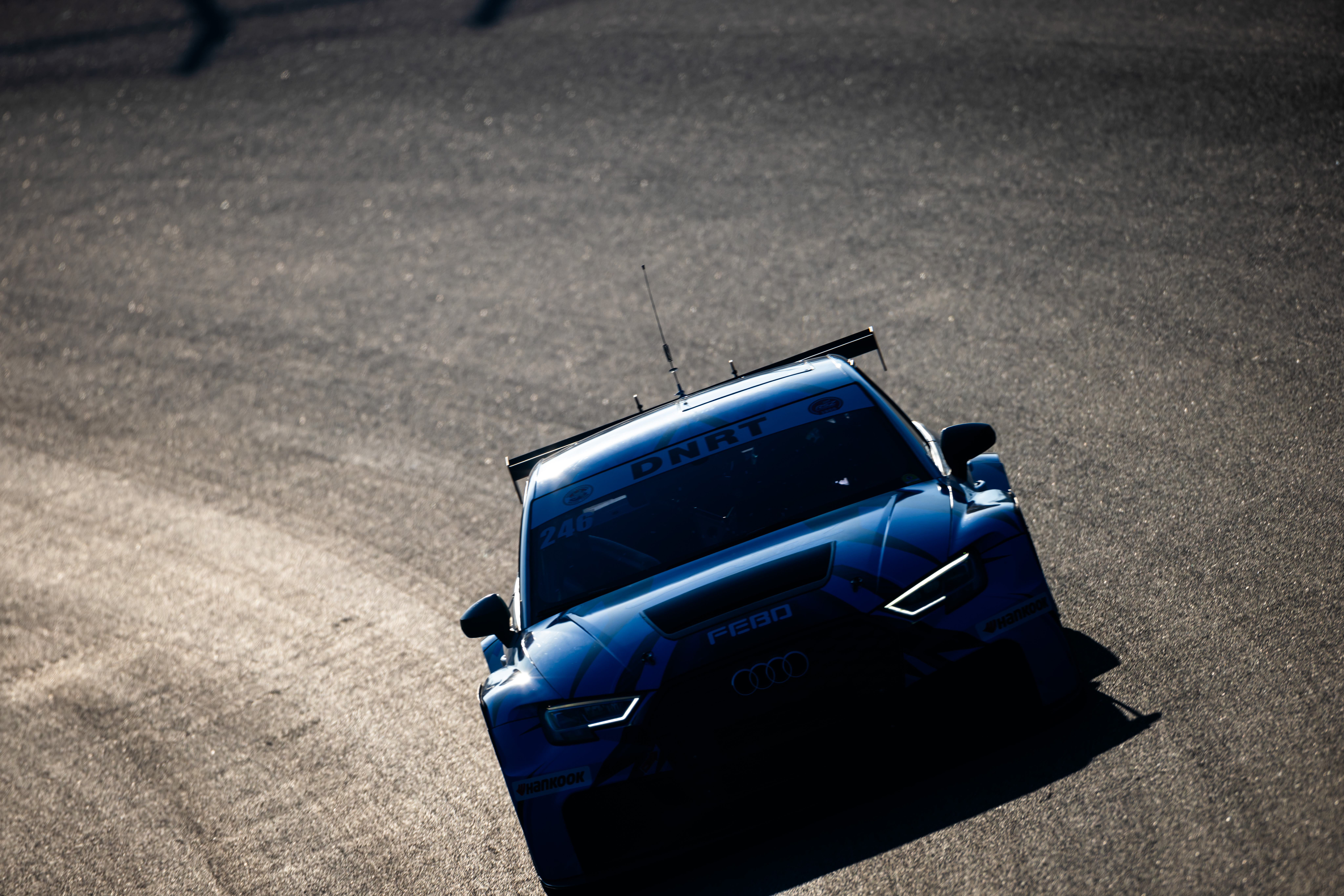 Audi RS3 TCR bovenaanzicht op circuit donkere sfeer endurance racing
