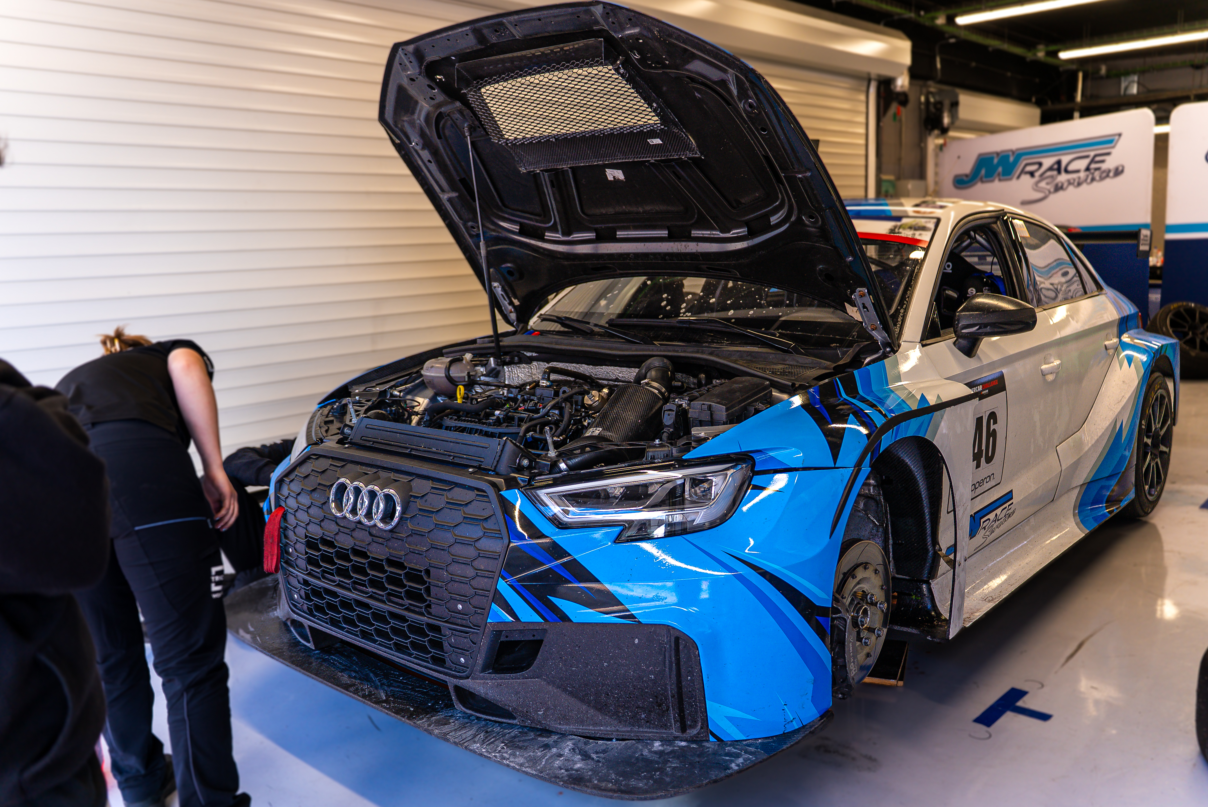 Audi RS3 TCR onderhoud in garage door JW Raceservice monteur