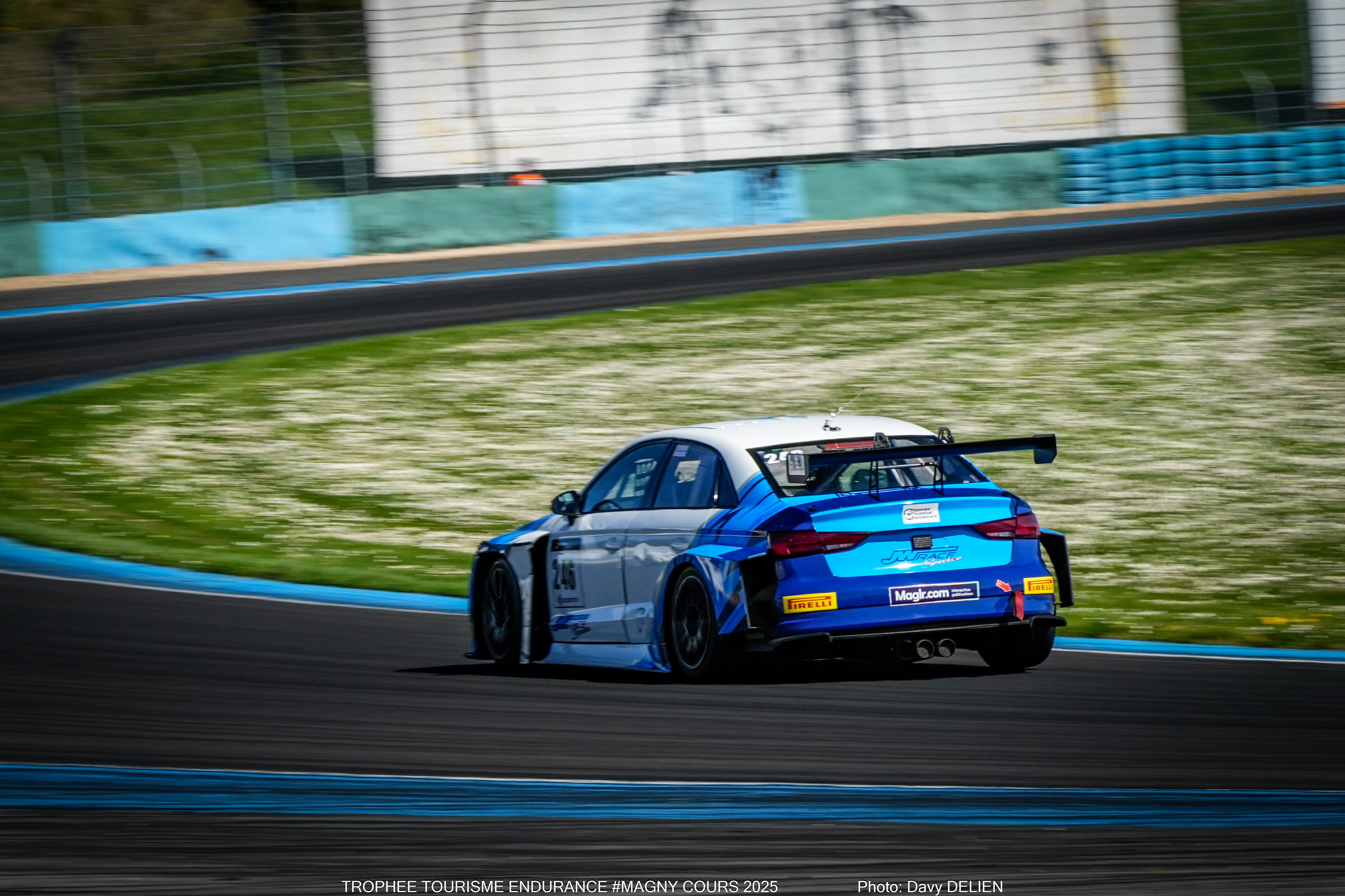 Audi RS3 TCR #246 in actie op Magny-Cours circuit achteraanzicht